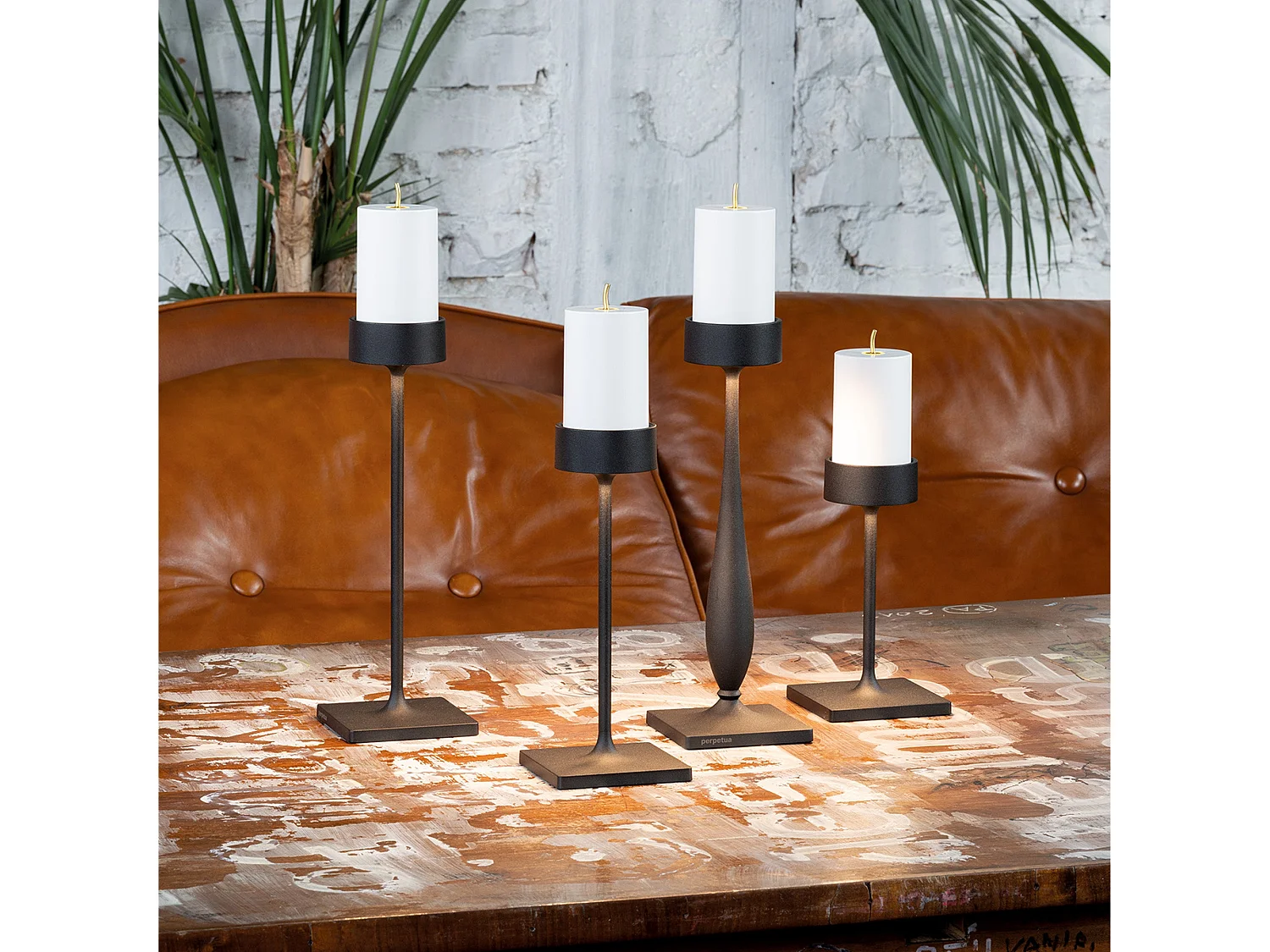 Candeeiro de mesa recarregável Perpetua Midi, design sem fios, alumínio fundido preto com sistema de bateria substituível por encaixe.
