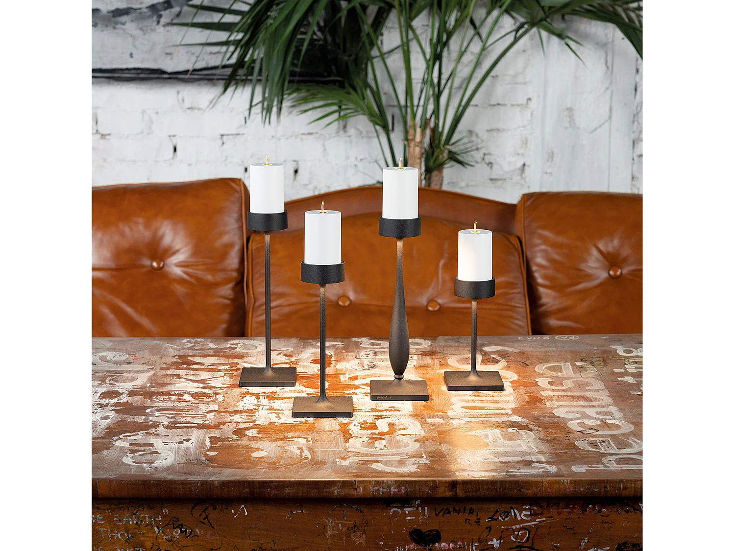 Candeeiro de mesa recarregável Perpetua Midi, design sem fios, alumínio fundido preto com sistema de bateria substituível por encaixe.