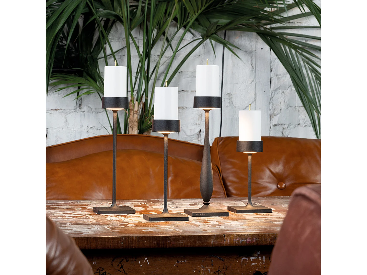 Lampa stołowa Perpetua z akumulatorem i akumulatorem, czarna, aluminiowa, kompaktowa konstrukcja z wymienną baterią magnetyczną, stopień ochrony IP54