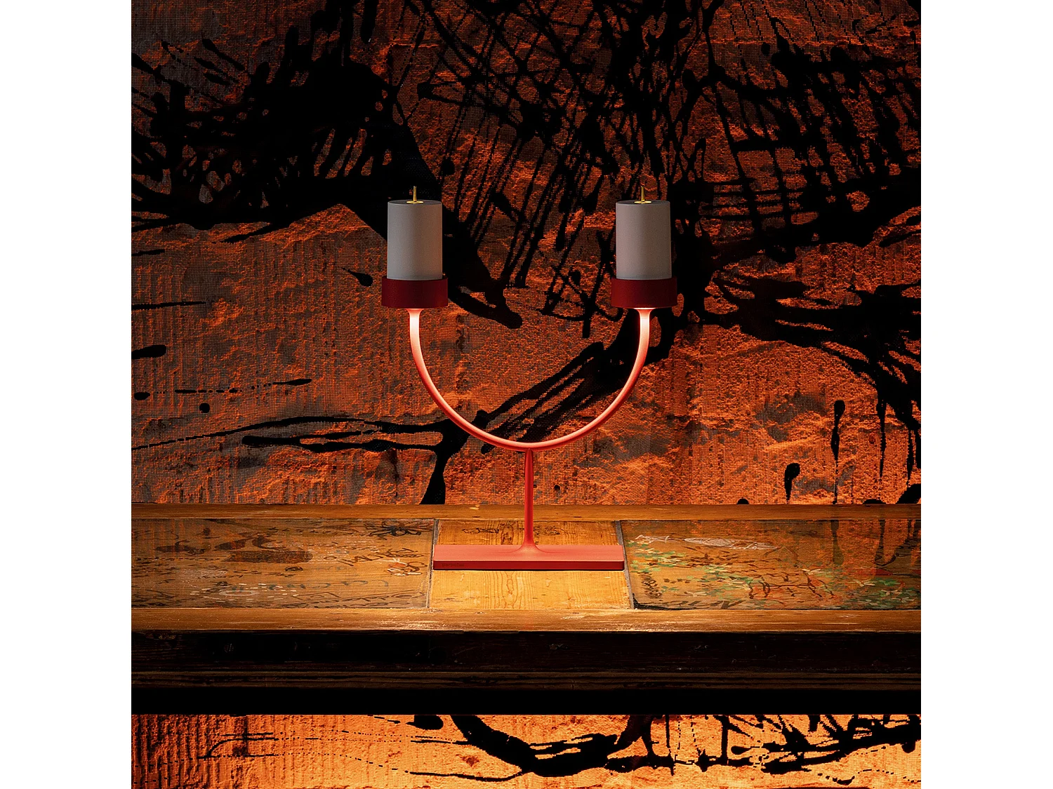 Lampa stołowa LED Perpetua Double, 2-ramienna, czerwona, bezprzewodowa, akumulator, CRI 90, IP54, wewnątrz i na zewnątrz, nowoczesny, kultowy design