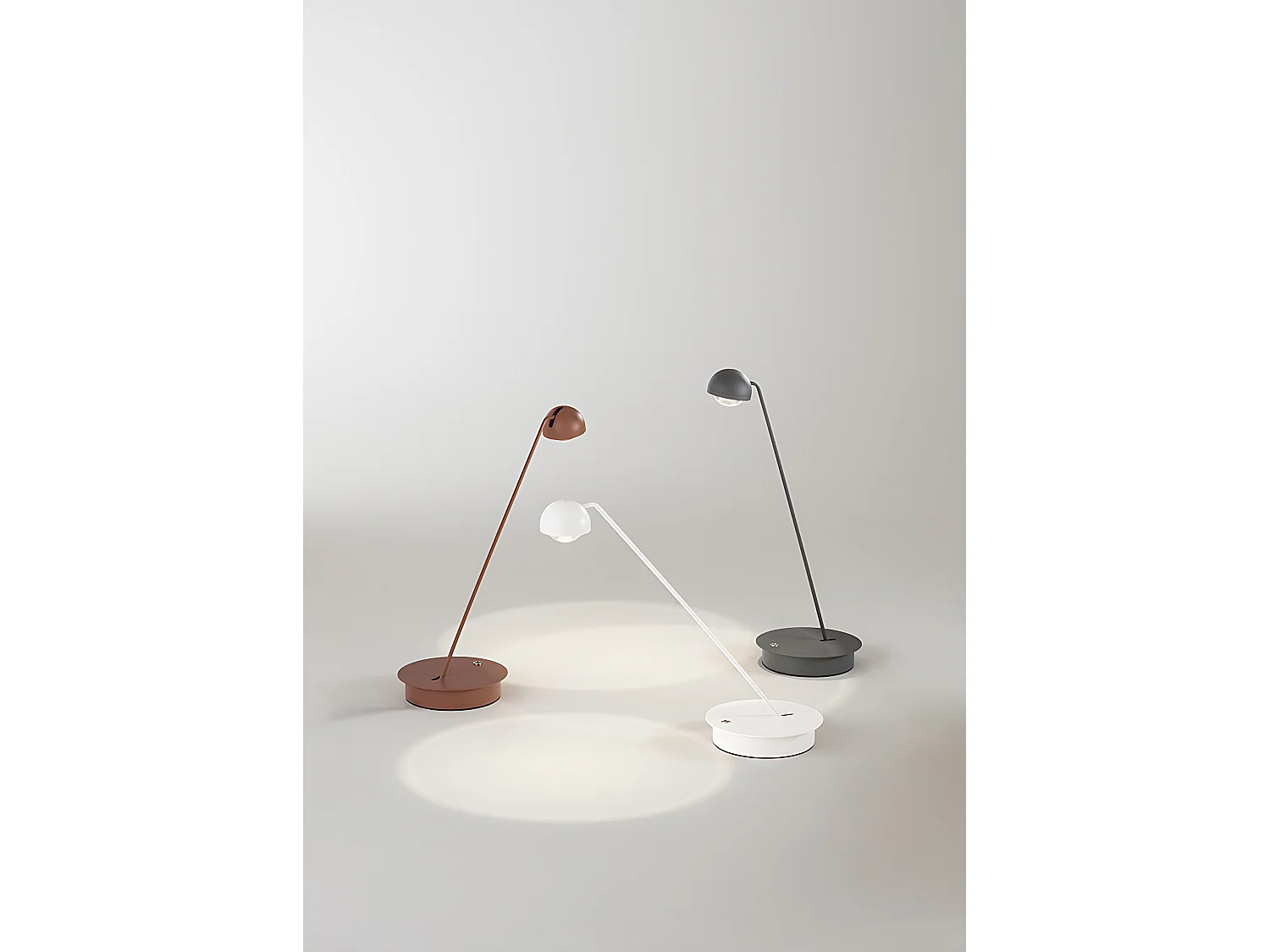 Justerbar LED-bordlampe 7W 3000K-6000K i mat terrakottafarvet metal med integreret touch-dæmper, højde 47 cm - Perenz