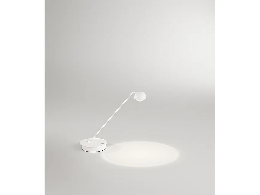 Candeeiro de mesa orientável LED 7W 3000K-6000K em metal branco baço com regulador touch integrado e altura de 47 cm da conceituada marca Perenz