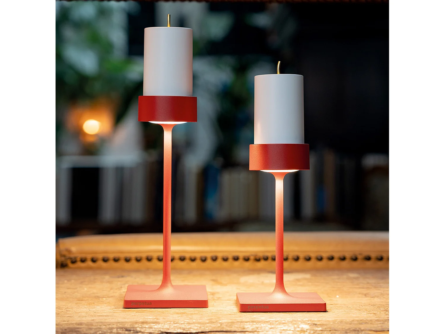 Lampa stołowa LED Perpetua Mini Cordless, kompaktowa, czerwona, aluminiowa konstrukcja, magnetyczny system wymiany baterii, stopień ochrony IP54