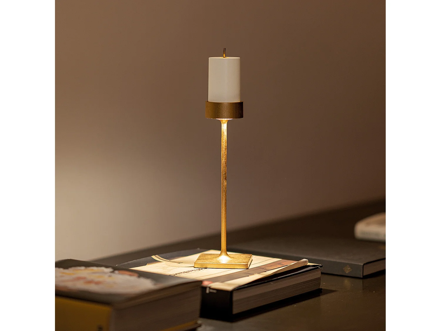 Perpetua Lampada da Tavolo Senza Fili a un Braccio, Versione Alta con Batteria Rimovibile, Finitura Foglia Color Oro, Design in Alluminio IP54