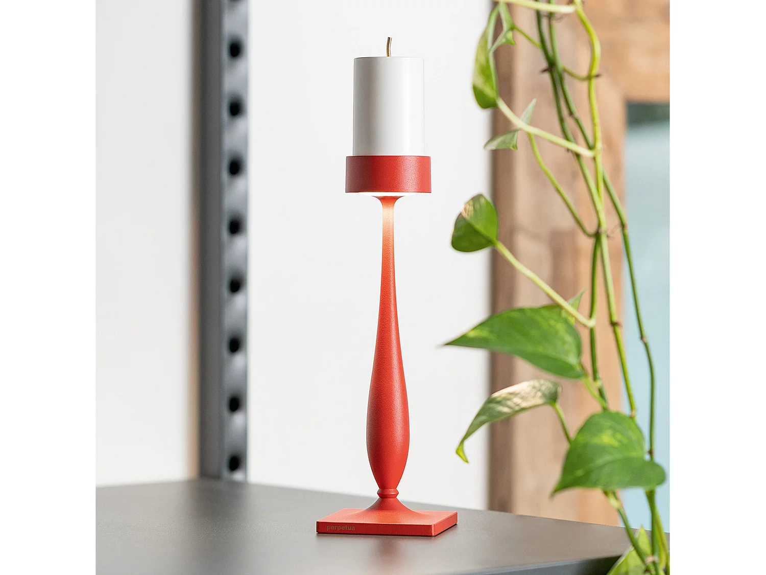 Lampa stołowa LED Perpetua Cordless Baroque czerwone aluminium, wyprofilowany trzonek, wyjmowany akumulator, ściemnialna, stopień ochrony IP54.