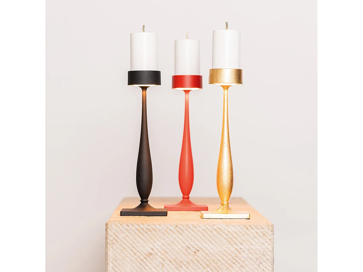 Lampa stołowa LED Perpetua Cordless Baroque czerwone aluminium, wyprofilowany trzonek, wyjmowany akumulator, ściemnialna, stopień ochrony IP54.