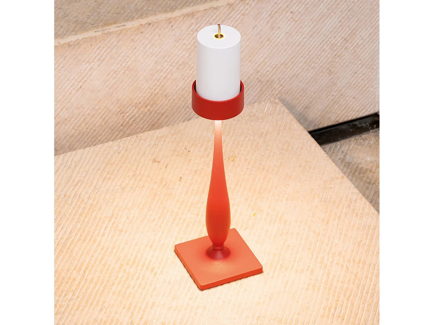 Lampa stołowa LED Perpetua Cordless Baroque czerwone aluminium, wyprofilowany trzonek, wyjmowany akumulator, ściemnialna, stopień ochrony IP54.