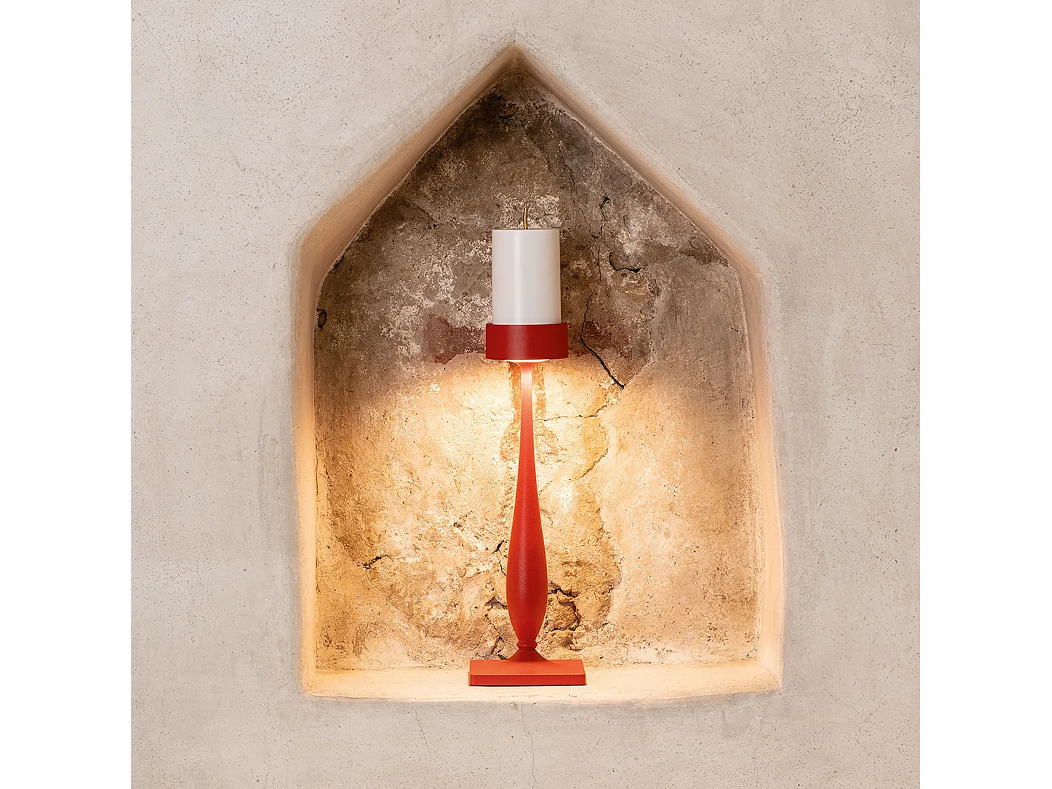 Lampa stołowa LED Perpetua Cordless Baroque czerwone aluminium, wyprofilowany trzonek, wyjmowany akumulator, ściemnialna, stopień ochrony IP54.