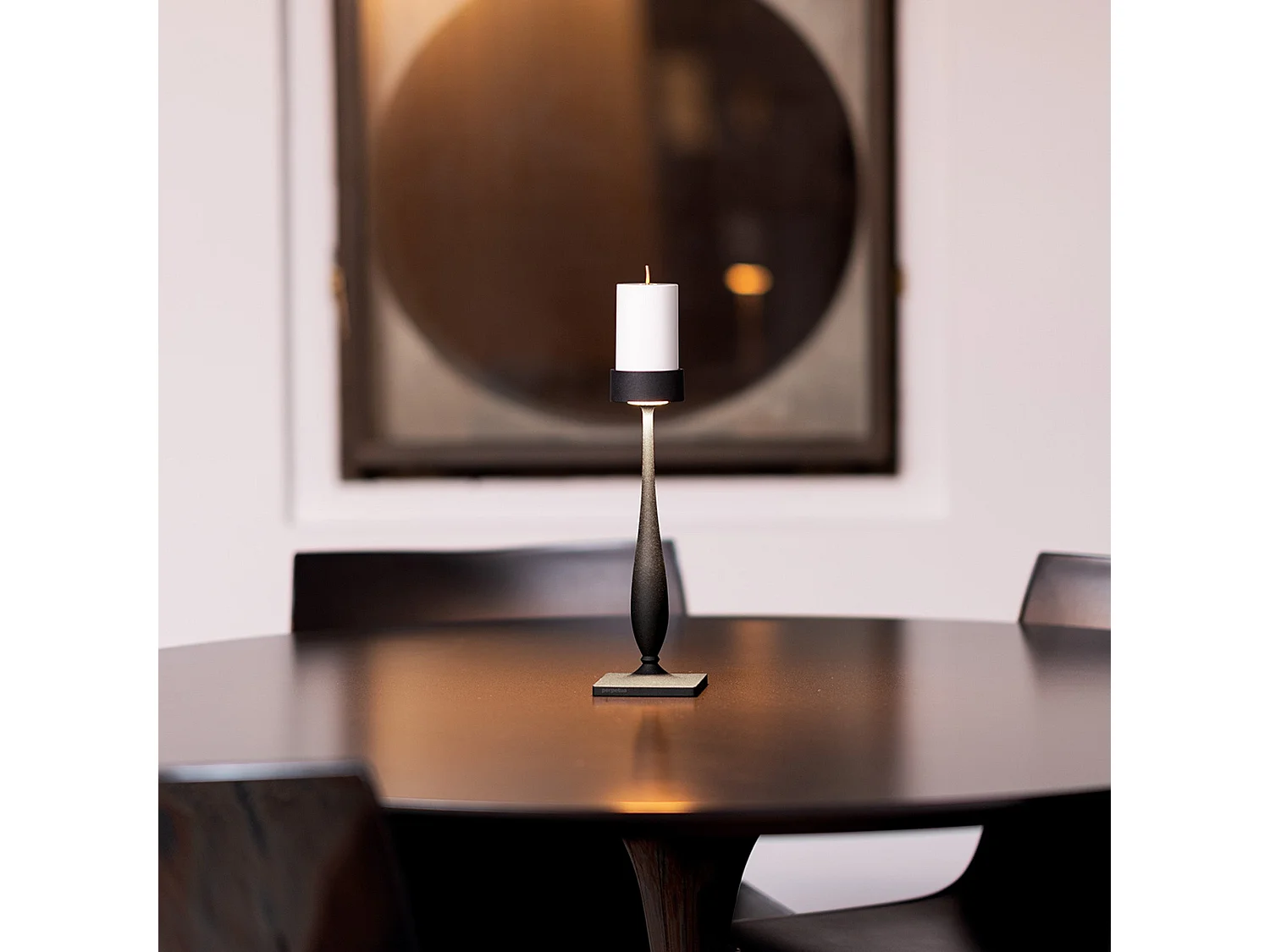 Candeeiro de mesa barroco sem fios Perpetua em alumínio fundido com acabamento preto, módulo LED com bateria substituível e dimmer de toque integrado.