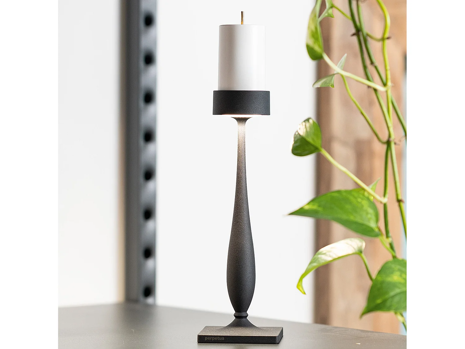 Candeeiro de mesa barroco sem fios Perpetua em alumínio fundido com acabamento preto, módulo LED com bateria substituível e dimmer de toque integrado.