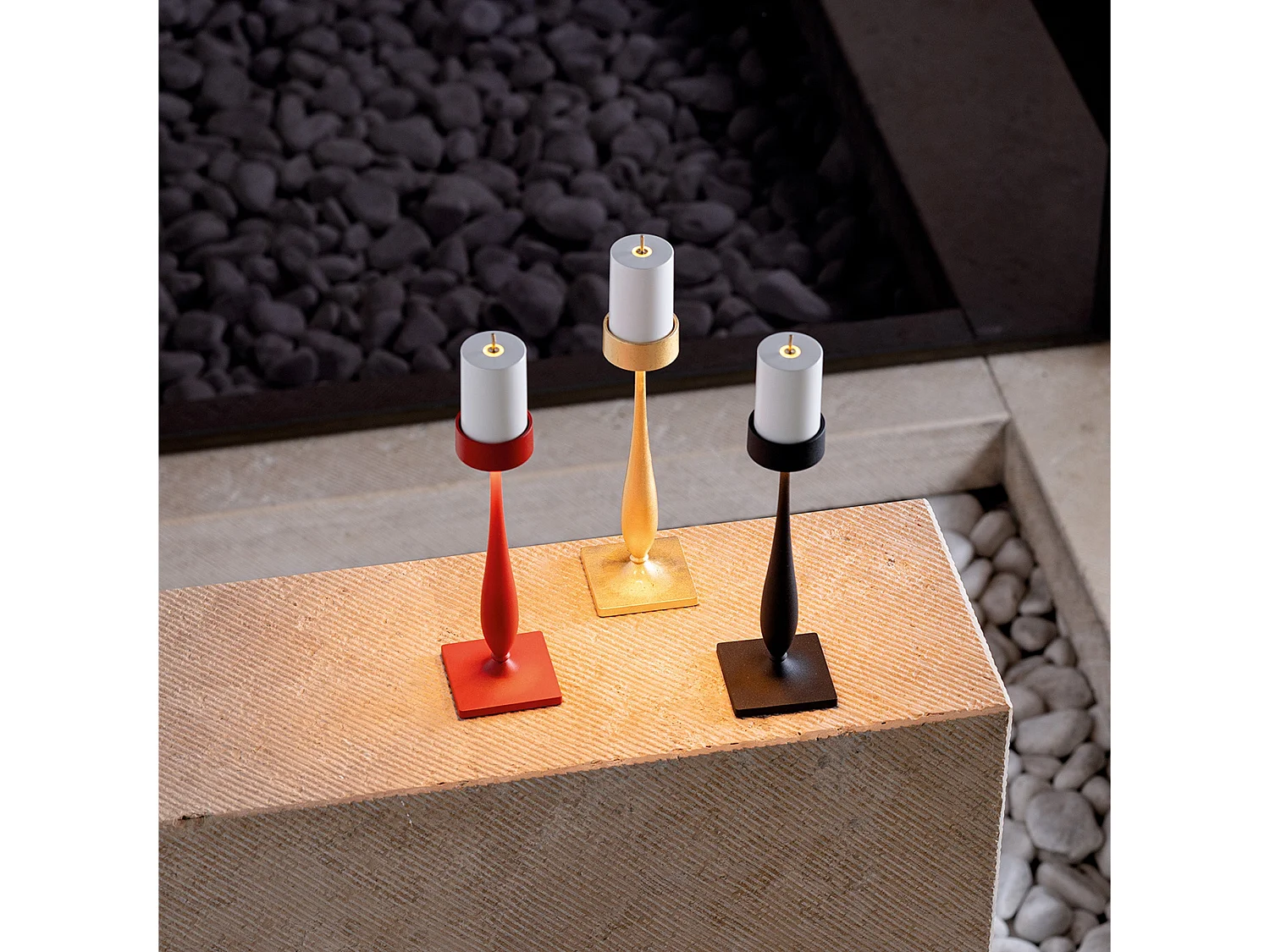 Candeeiro de mesa barroco sem fios Perpetua em alumínio fundido com acabamento preto, módulo LED com bateria substituível e dimmer de toque integrado.