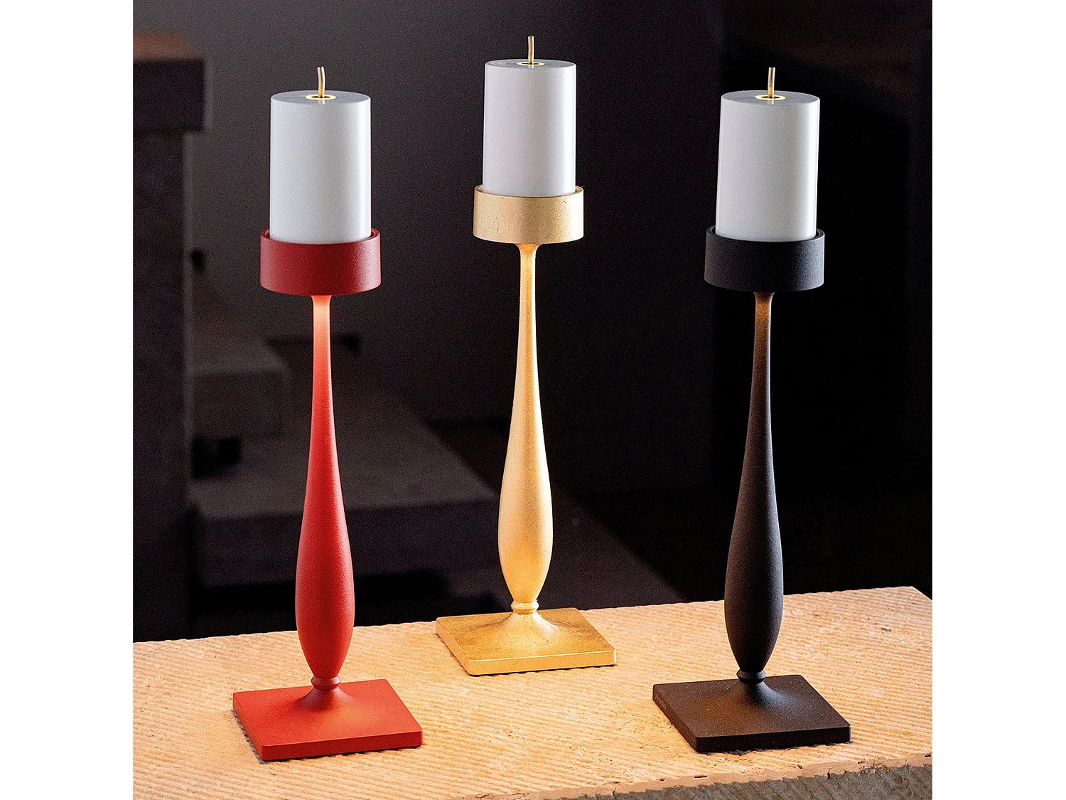 Candeeiro de mesa barroco sem fios Perpetua em alumínio fundido com acabamento preto, módulo LED com bateria substituível e dimmer de toque integrado.