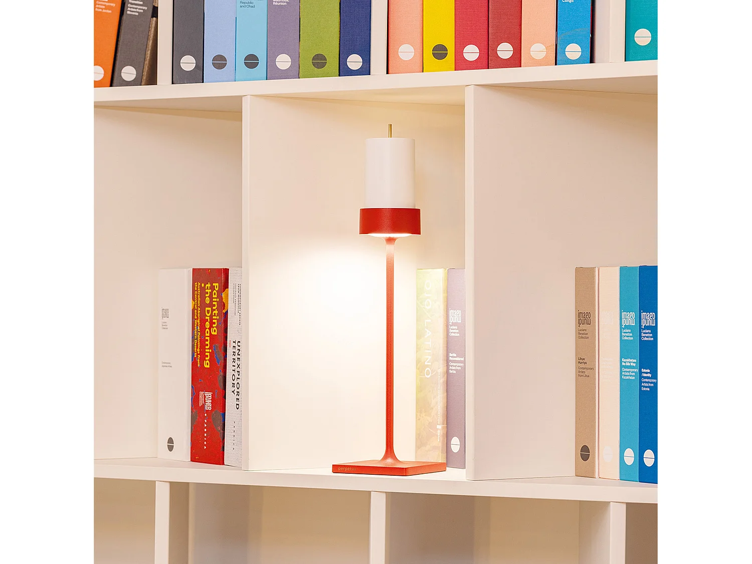 Lampa stołowa LED Perpetua H-Tall z akumulatorem, czerwona oprawa z odlewu aluminium, profesjonalna konstrukcja bezprzewodowa, stylowy design.