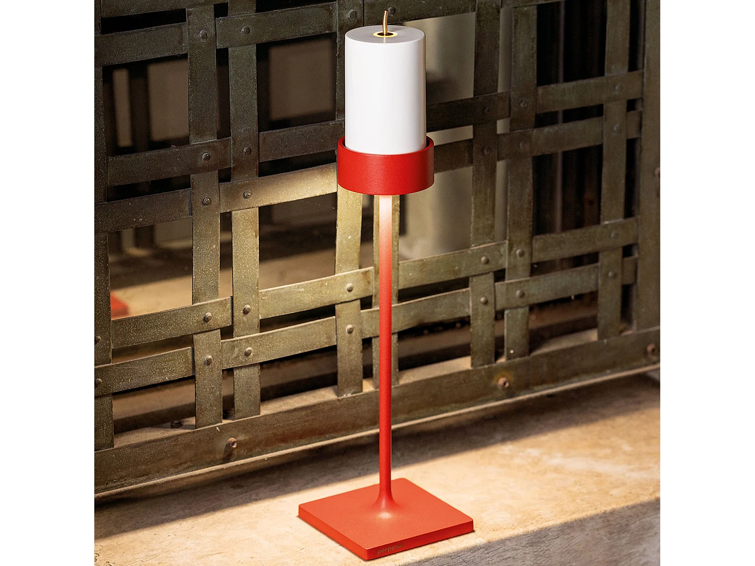 Lampa stołowa LED Perpetua H-Tall z akumulatorem, czerwona oprawa z odlewu aluminium, profesjonalna konstrukcja bezprzewodowa, stylowy design.