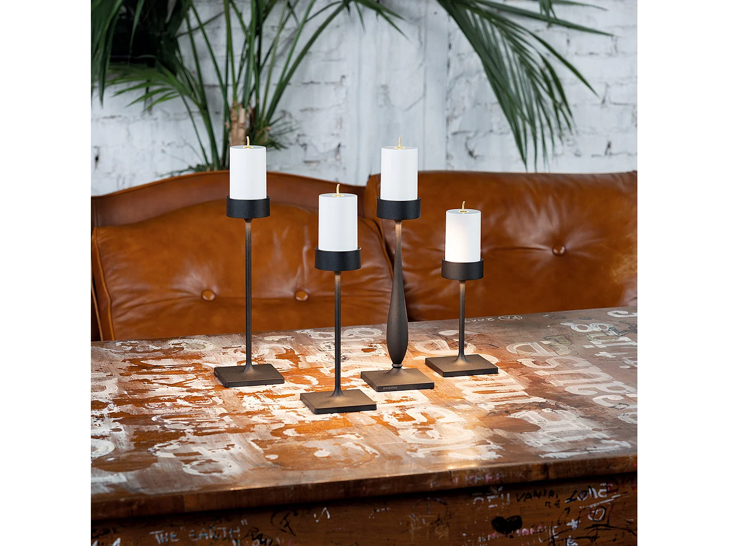 Candeeiro de mesa LED recarregável sem fios Perpetua, extra alto, design em alumínio fundido, cor preta, sistema de bateria modular.