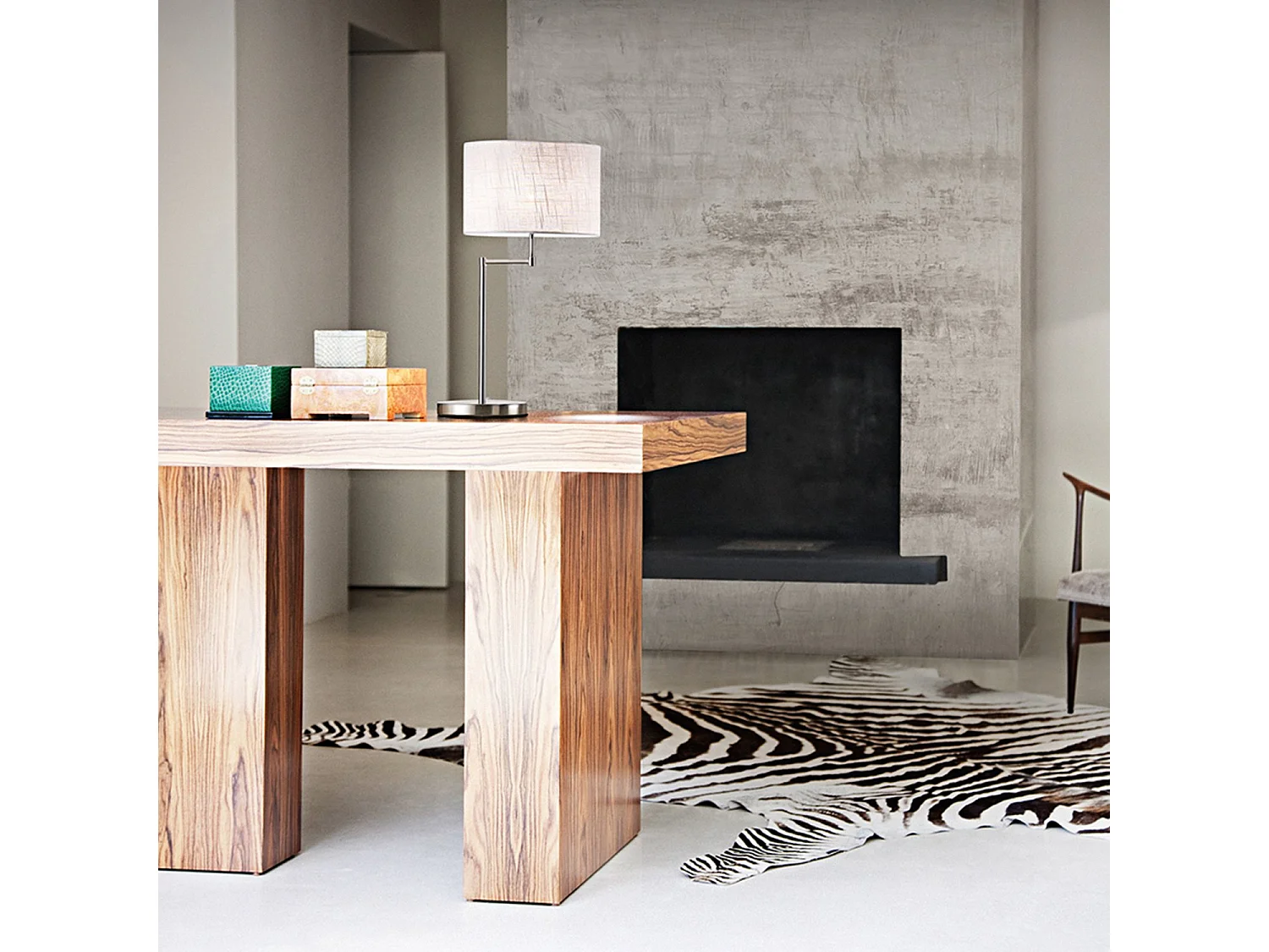 Lámpara de mesa metal cromado pulido con pantalla blanca, casquillo E27 máx. 40W, diseño clásico elegante para interior - Perenz