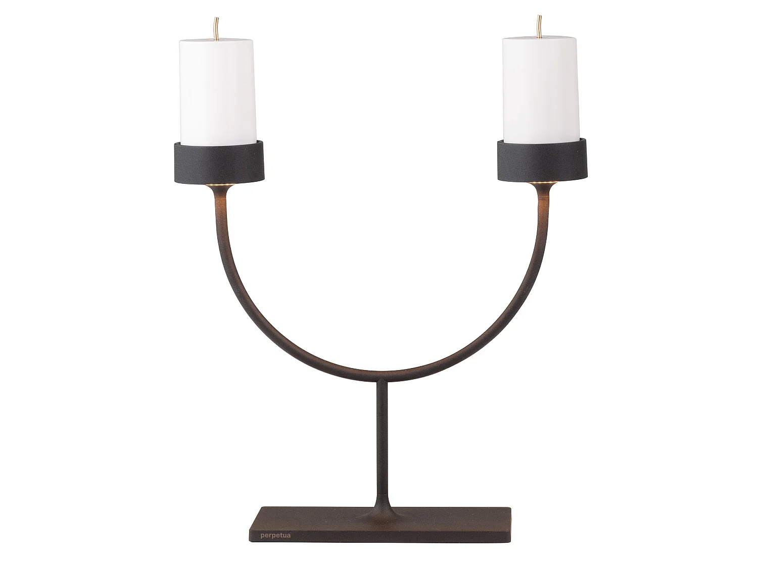 Candeeiro de mesa Perpetua com dupla emissão, sistema de bateria substituível e estrutura em alumínio fundido, acabamento preto, IP54.