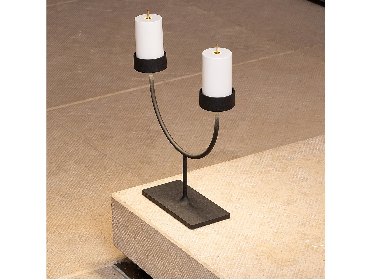 Candeeiro de mesa Perpetua com dupla emissão, sistema de bateria substituível e estrutura em alumínio fundido, acabamento preto, IP54.