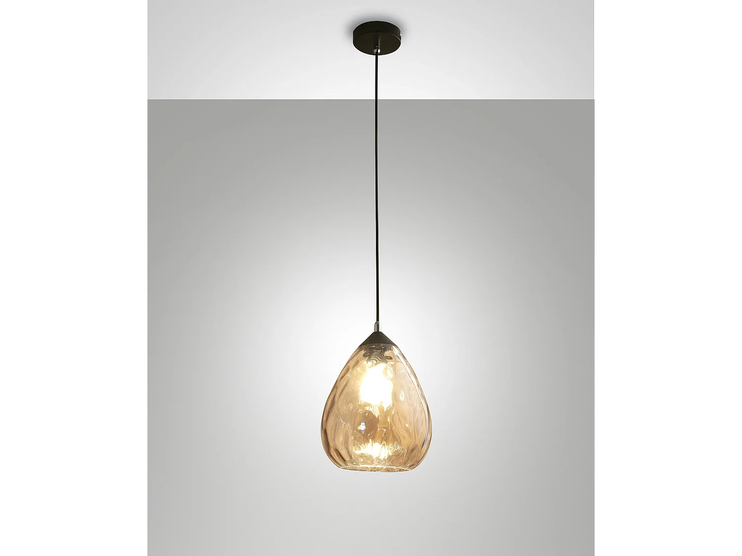 Gisella Candeeiro de Suspensão em Metal e Vidro Soprado na Cor Âmbar, Casquilho E27 60W, Design Elegante para Interiores IP20, Diâmetro de 20cm