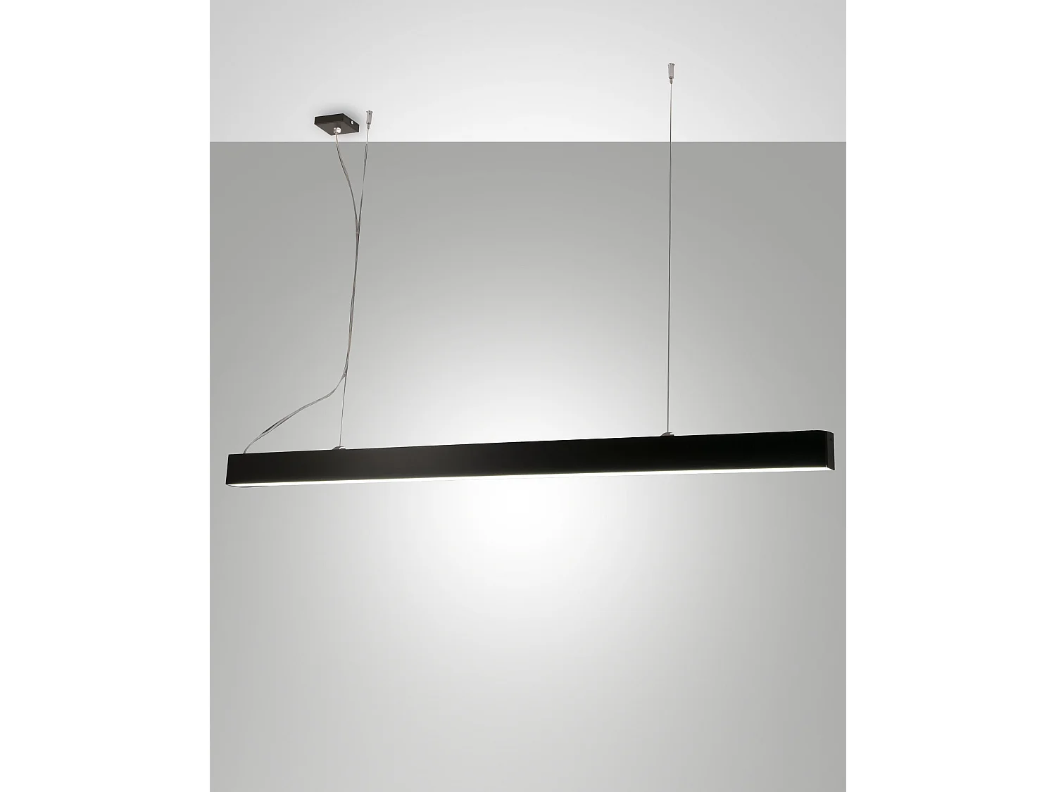 Next LED-hanglamp 58W 7020lm 3000K, metalen en polycarbonaat constructie, zwarte kleur, modern design en lichtregeling.