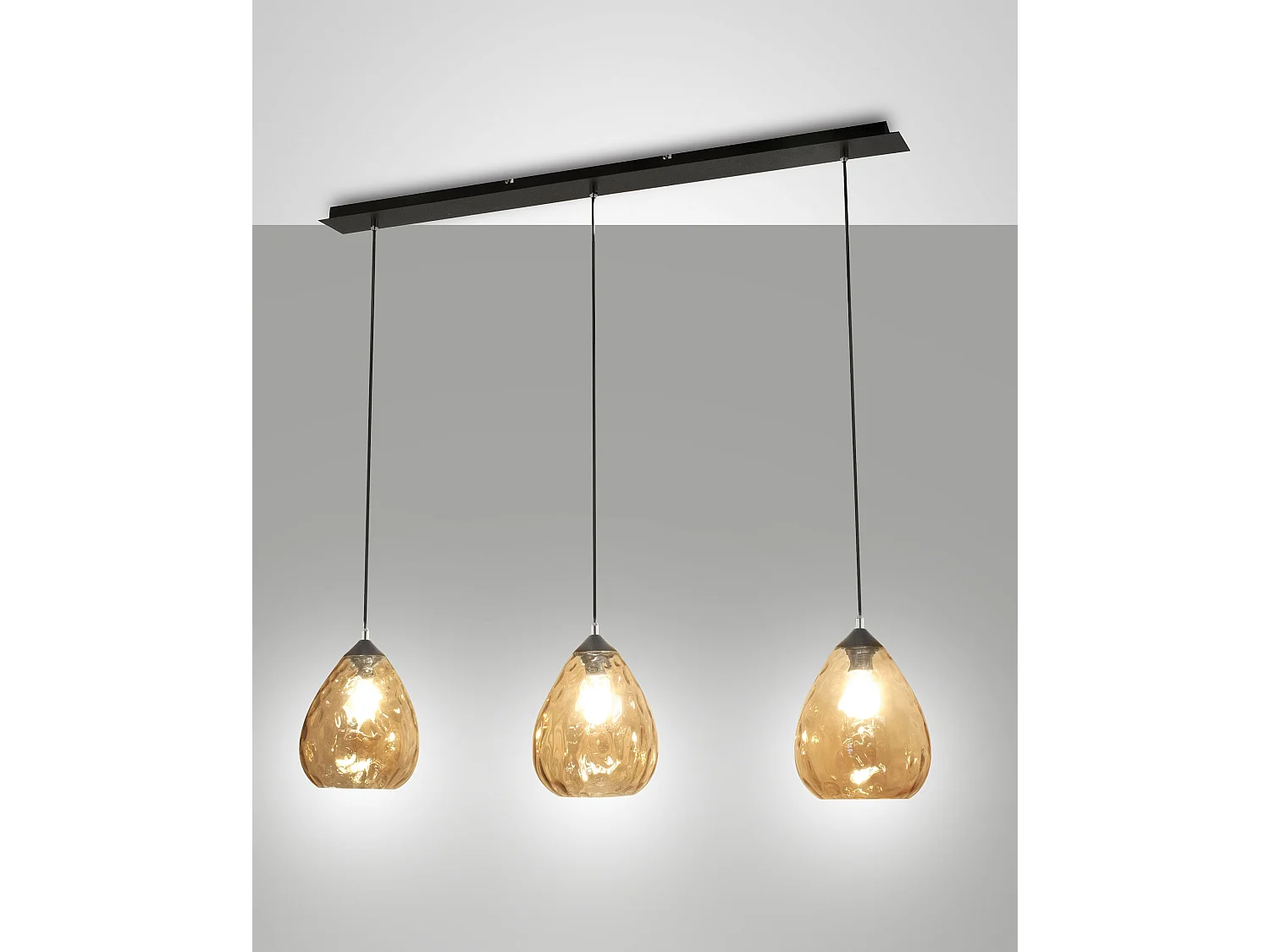 Candeeiro de Suspensão Gisella em Vidro Soprado Cor Âmbar com Estrutura em Metal, Casquilho E27 3x60W, Design Elegante para Interiores IP20
