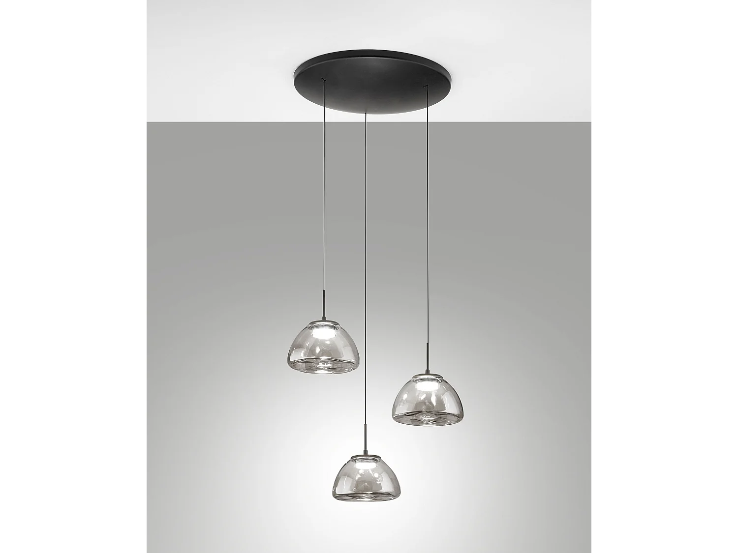 Suspension Lucille Ø350 Mm, Verre Fumé, Led 21W, 2700K/3000K/4000K, Dimmable. Structure En Métal Et Verre Borosilicate Pour Un Éclairage Chic.