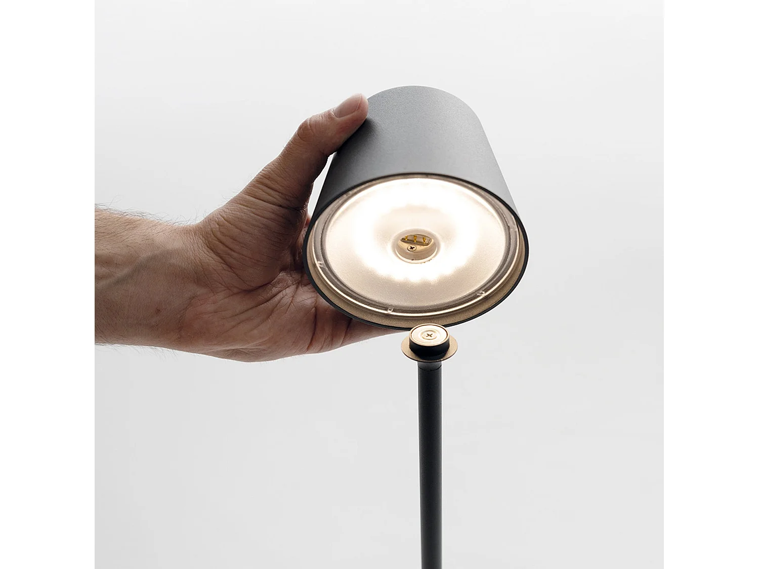 Lámpara LED Ai Lati Poldina con punta de color Corten, lámpara portátil recargable con control táctil y regulador de intensidad.