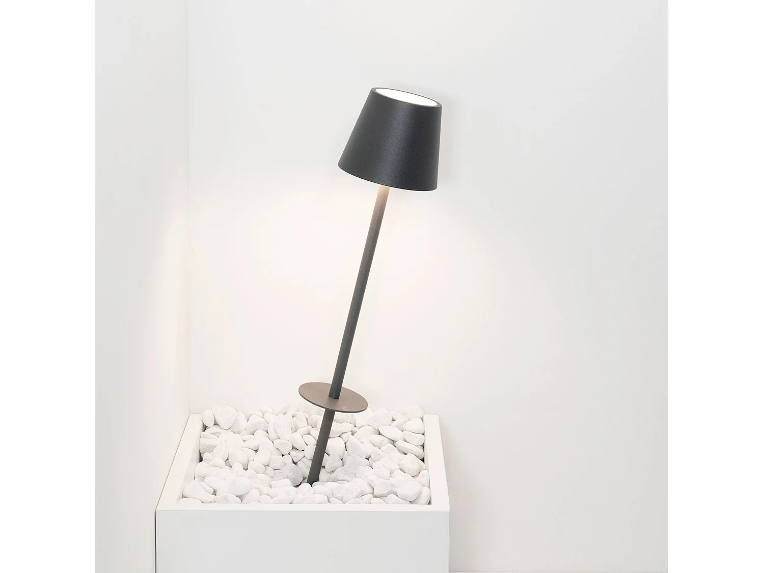 Lámpara LED Ai Lati Poldina con punta de color Corten, lámpara portátil recargable con control táctil y regulador de intensidad.