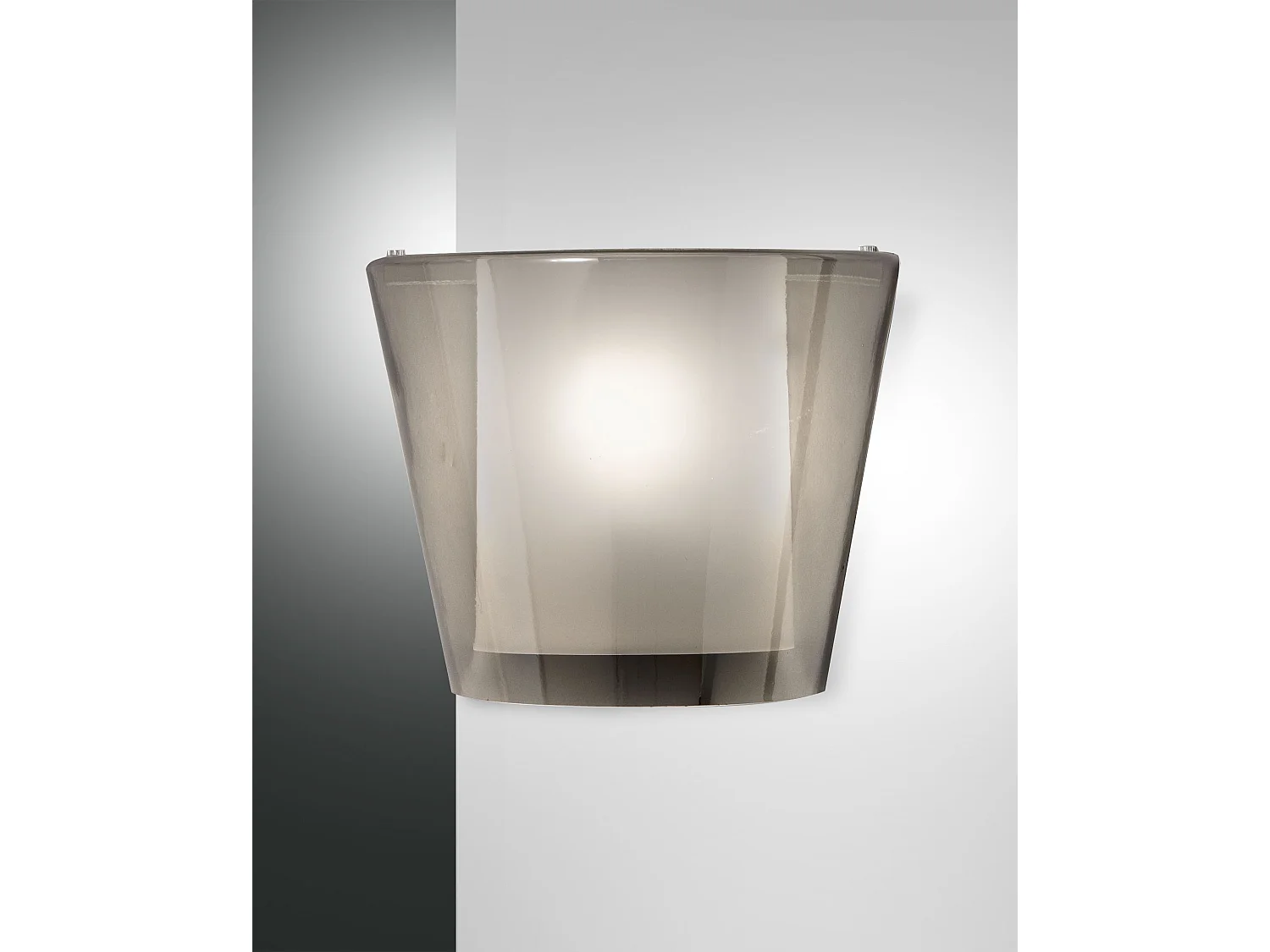 Candeeiro de Parede Viki em Metal e Vidro Fumado, Casquilho E27 40W, Design Elegante para Iluminação Interiores IP20, 28,5x14,5x23,5 cm - Classe 1