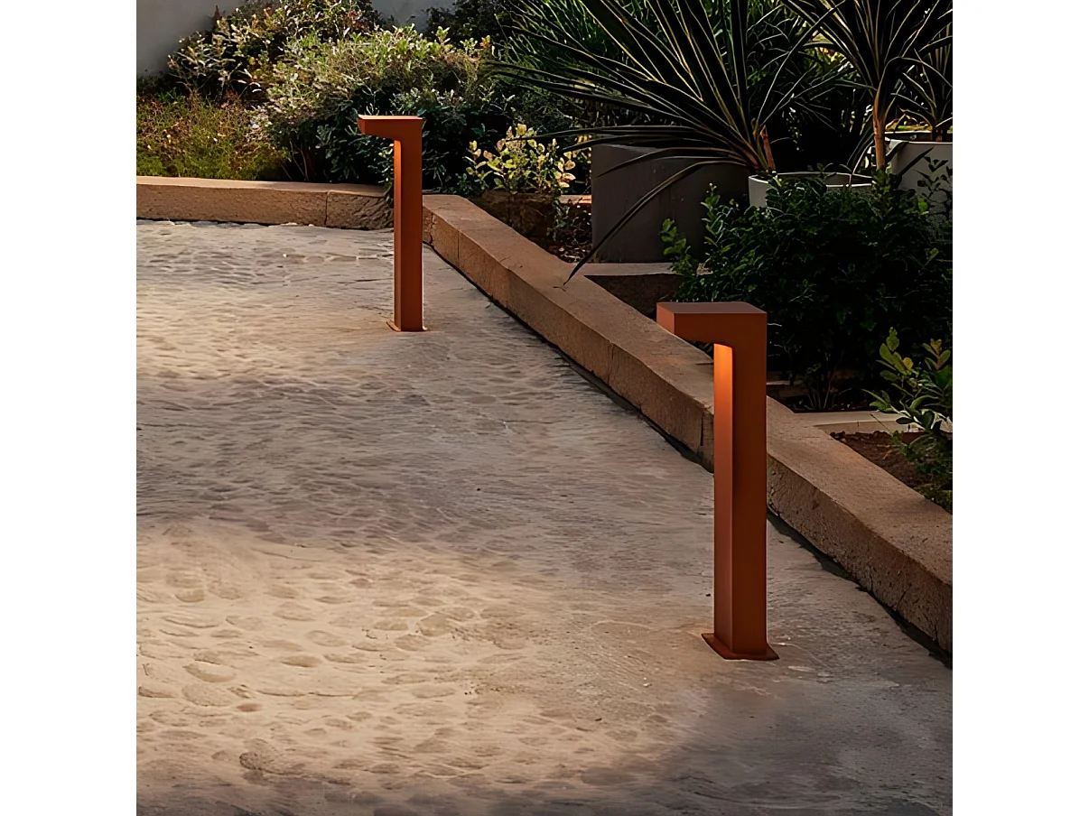 Asymmetrisk pullertlampe 13W 3000K IP65 i Corten-finish aluminium 13x15x50 cm til udendørs belysning af stier og haveområder