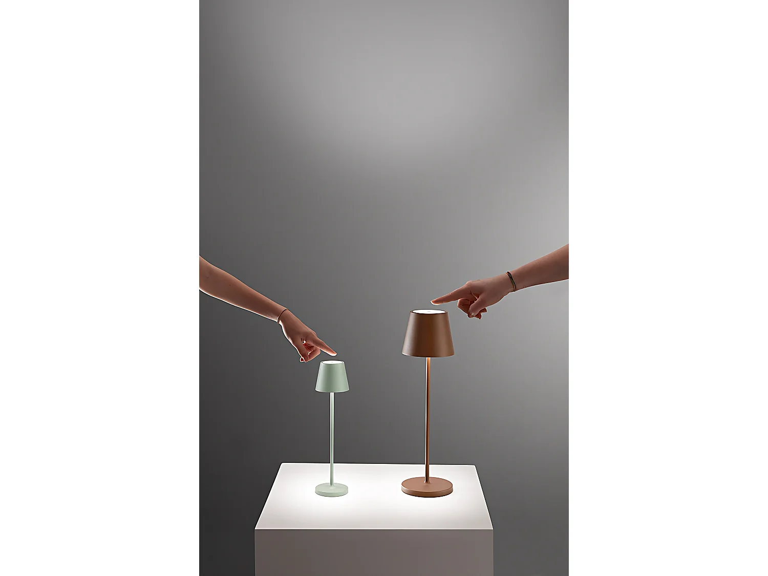 2W 3000K wiederaufladbare LED-Tischleuchte IP54 Serie 8124 Corten Color, modernes Metalldesign, dimmbar per Touch - Perenz