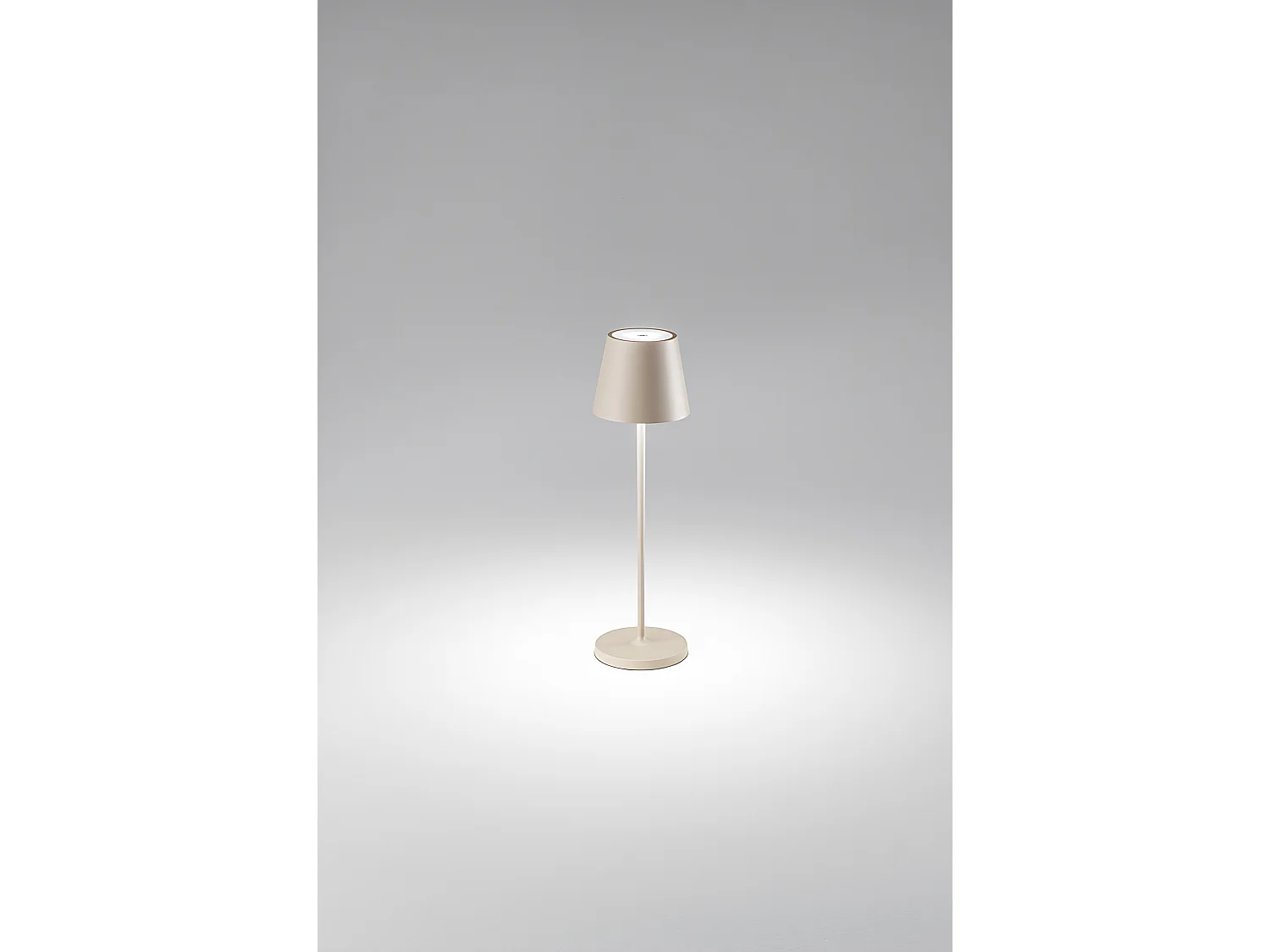 Wiederaufladbare 2W 3000K IP54 LED-Tischleuchte, Serie 8124, Sandfarbe, modernes Metalldesign, Touch-Dimmer - Perenz