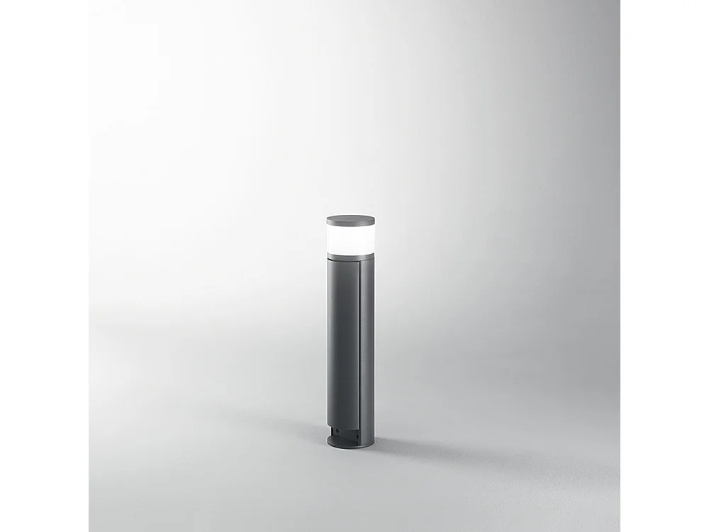 Poste exterior aluminio grafito con doble enchufe Schuko integrado, diámetro 10,5 cm, altura 48 cm, protección IP44 - Perenz