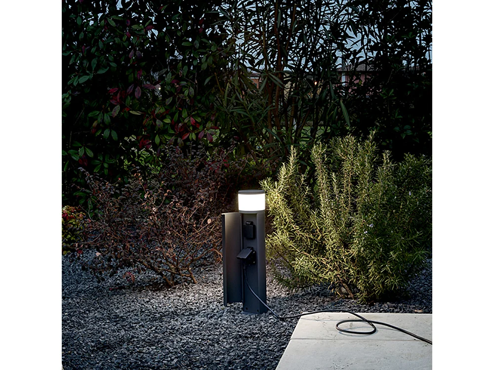 Poste exterior aluminio grafito con doble enchufe Schuko integrado, diámetro 10,5 cm, altura 48 cm, protección IP44 - Perenz