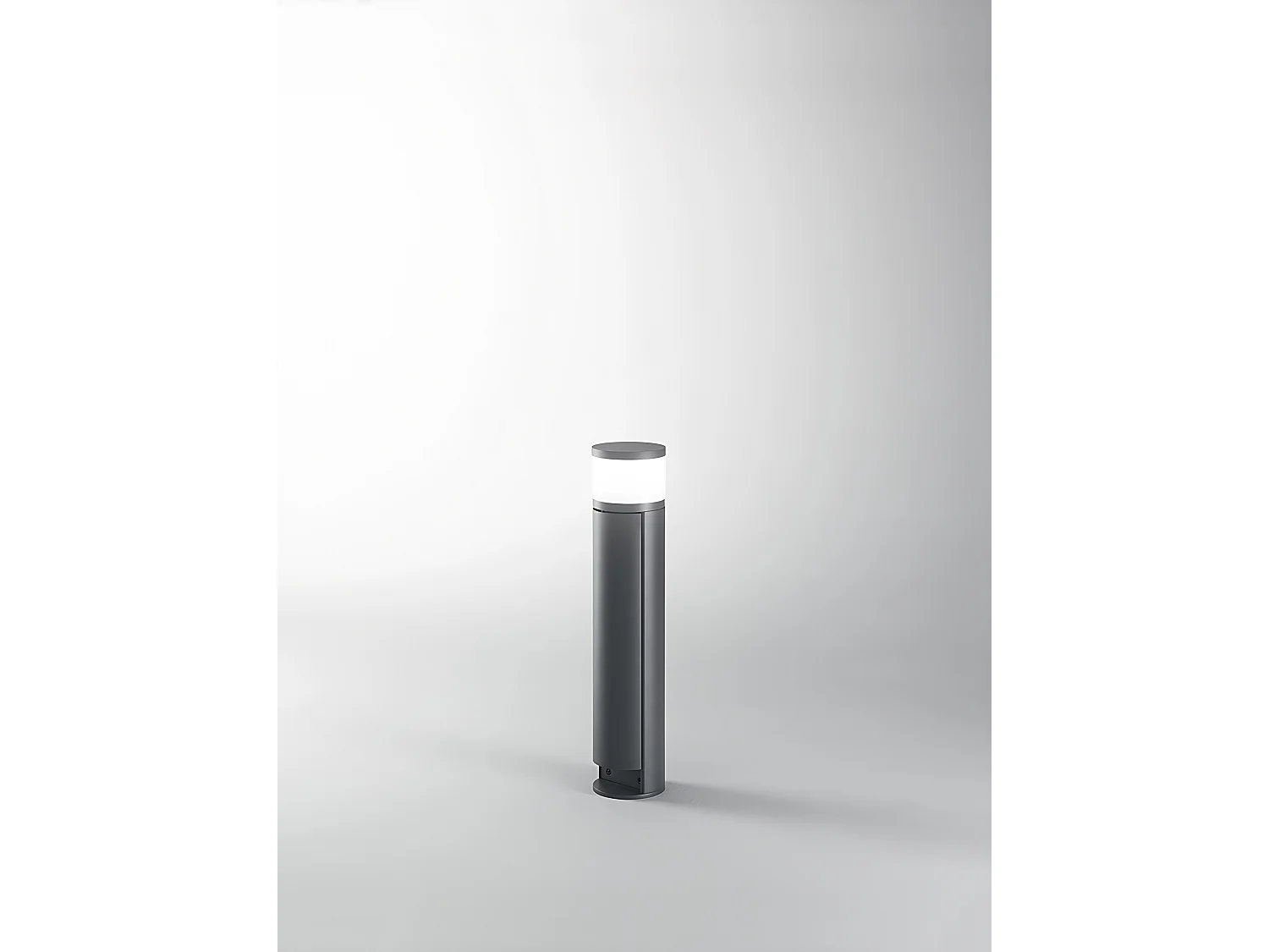 Grafietkleurige aluminium buitenlamp met geïntegreerde dubbele Schuko-fitting, diameter 10,5 cm, hoogte 48 cm, IP44-bescherming - Perenz