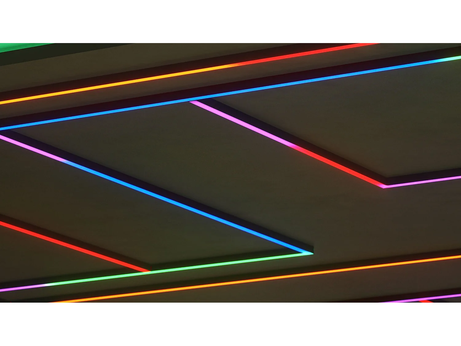 RGB+3000K Fine SPI-3 LED-strip van 5 meter, 11W/m, 24V, IP20, met pixel-voor-pixel aansturing en een hoge dichtheid van 60 LED's/m - Beneito & Faure