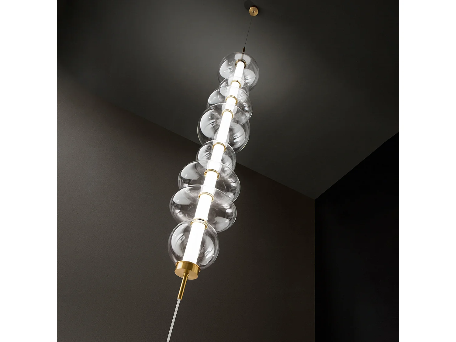 Lâmpada de pé LED série 8165 em Ouro Escovado, Estrutura em Metal e Vidro Borossilicato, Altura Ajustável, 37W, 3000K da prestigiada marca Perenz
