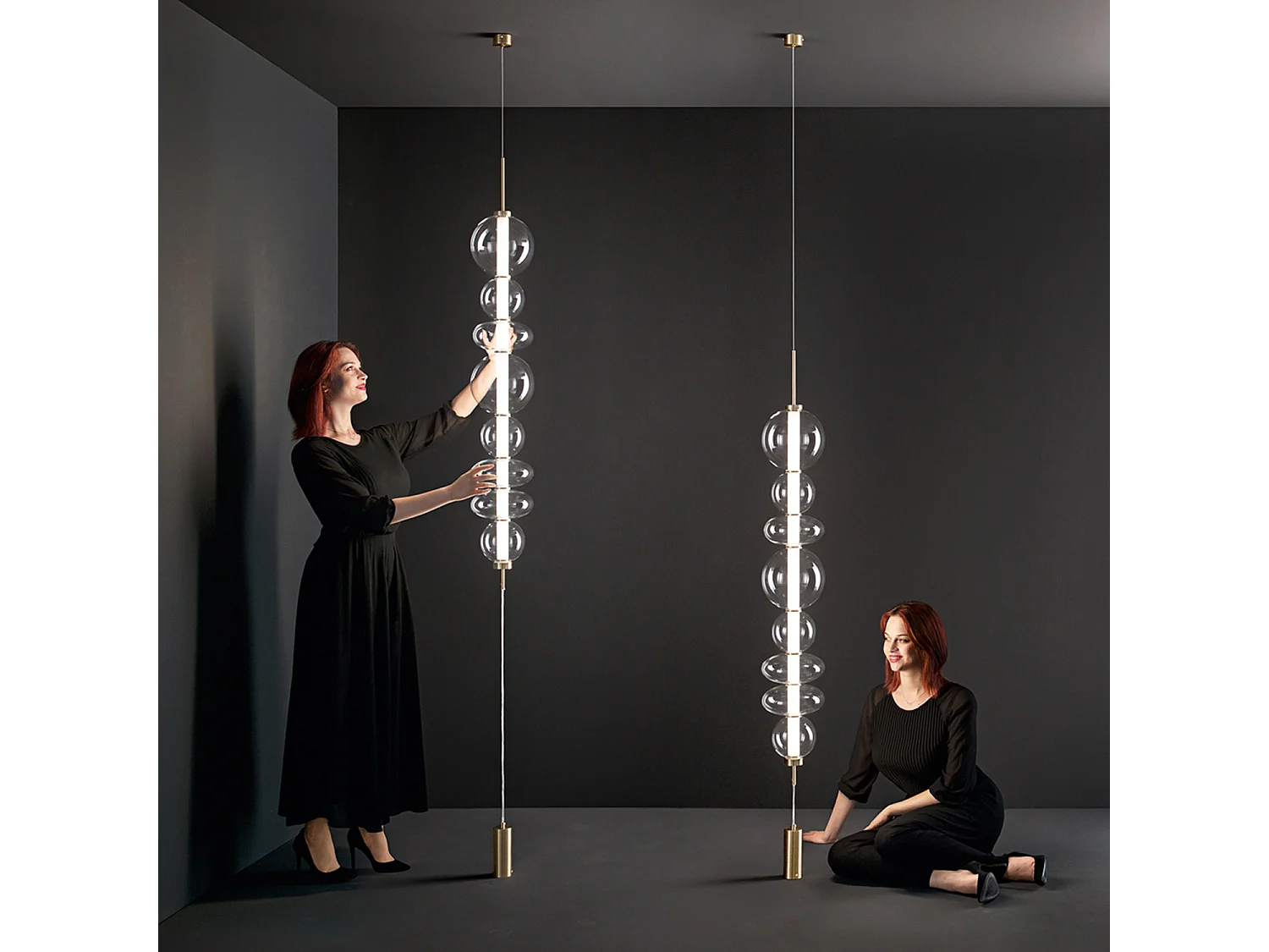 Lâmpada de pé LED série 8165 em Ouro Escovado, Estrutura em Metal e Vidro Borossilicato, Altura Ajustável, 37W, 3000K da prestigiada marca Perenz