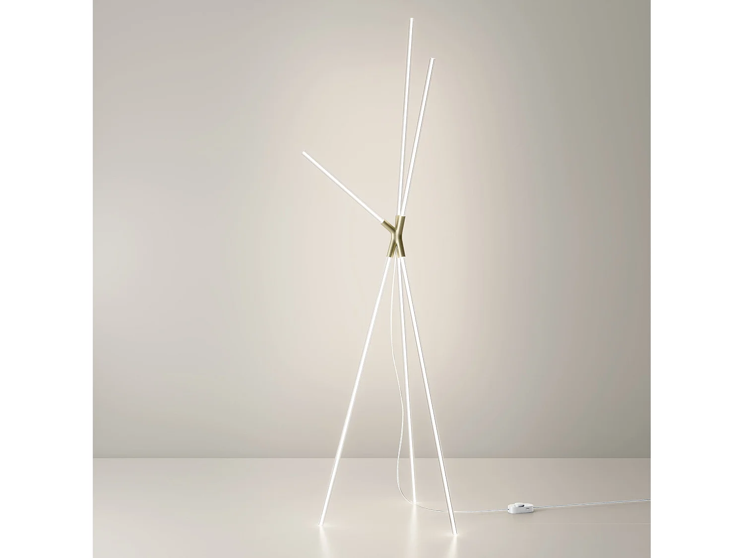 Candeeiro de pé tripé de design brilhante com difusores cilíndricos em policarbonato e estrutura em alumínio com acabamento dourado, tecnologia LED.