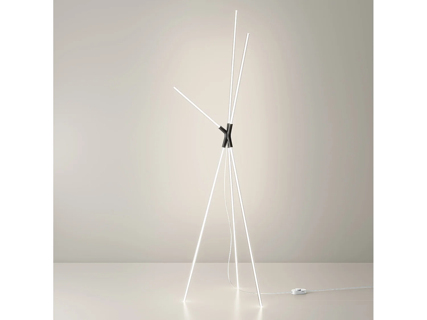 Candeeiro de pé tripé em alumínio preto brilhante, LED de 36W com temperatura de cor ajustável de 2200K a 3000K, design escultural contemporâneo.