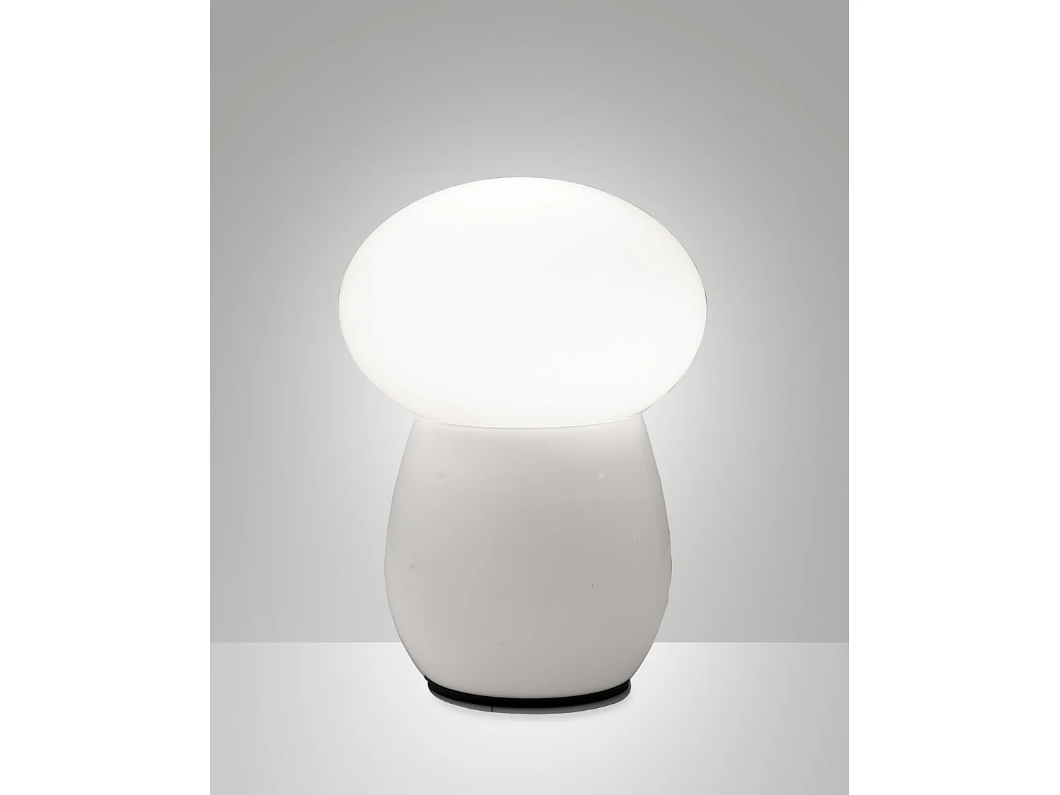 Lámpara de mesa Freddy en cristal soplado blanco, casquillo E27 de 40 W, interruptor integrado, diseño elegante y moderno - Colección Freddy