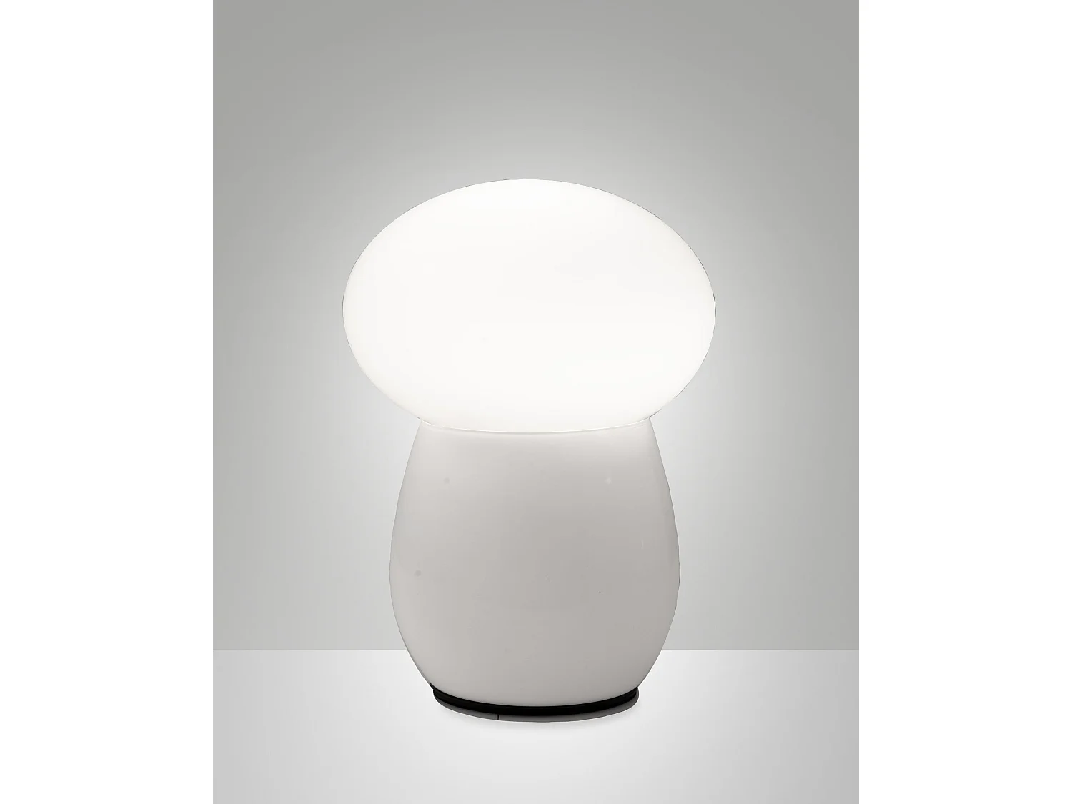 Lampa stołowa Freddy z białego szkła dmuchanego, oprawka E27 40W, zintegrowany włącznik, elegancki i nowoczesny design - kolekcja Freddy