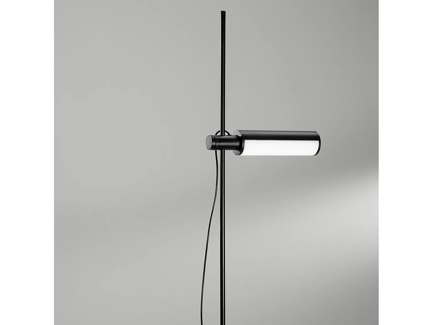 Candeeiro de Pé LED Moderno em Metal Preto Mate, 24W, 3000K-6000K, Cabeça Ajustável, Design Minimalista e Elegante - Marca Perenz, Qualidade.