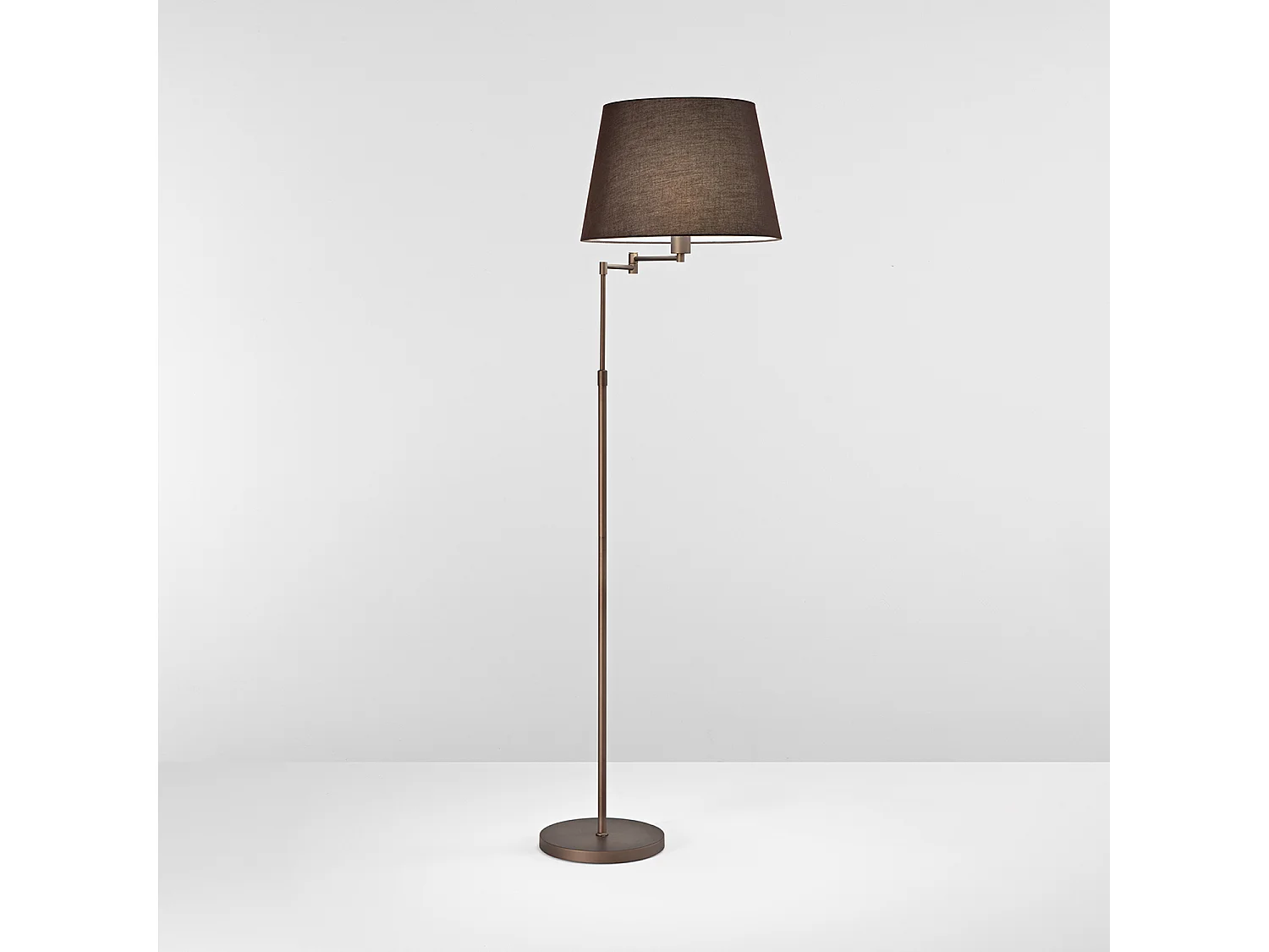 Lâmpada de pé em metal castanho metalizado com abajur a condizer, estrutura articulada ajustável, design moderno para interiores, 1x35W E27 - Perenz