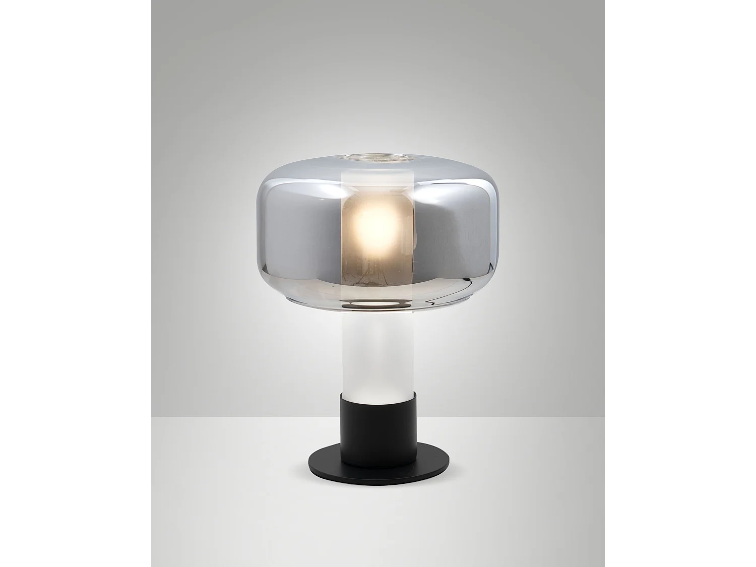 Lampa stołowa Flick Smoked, metalowa i ze szkła borokrzemianowego, ściemnialna dotykowo, gniazdo E14 15 W, IP20 - Flick