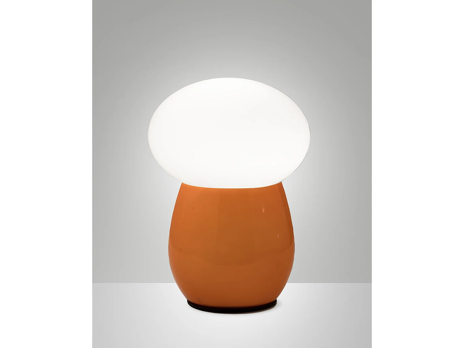Lampa stołowa Freddy Amber z dmuchanego szkła, oprawka E27 40W, zintegrowany włącznik, elegancki i nowoczesny design - kolekcja Freddy