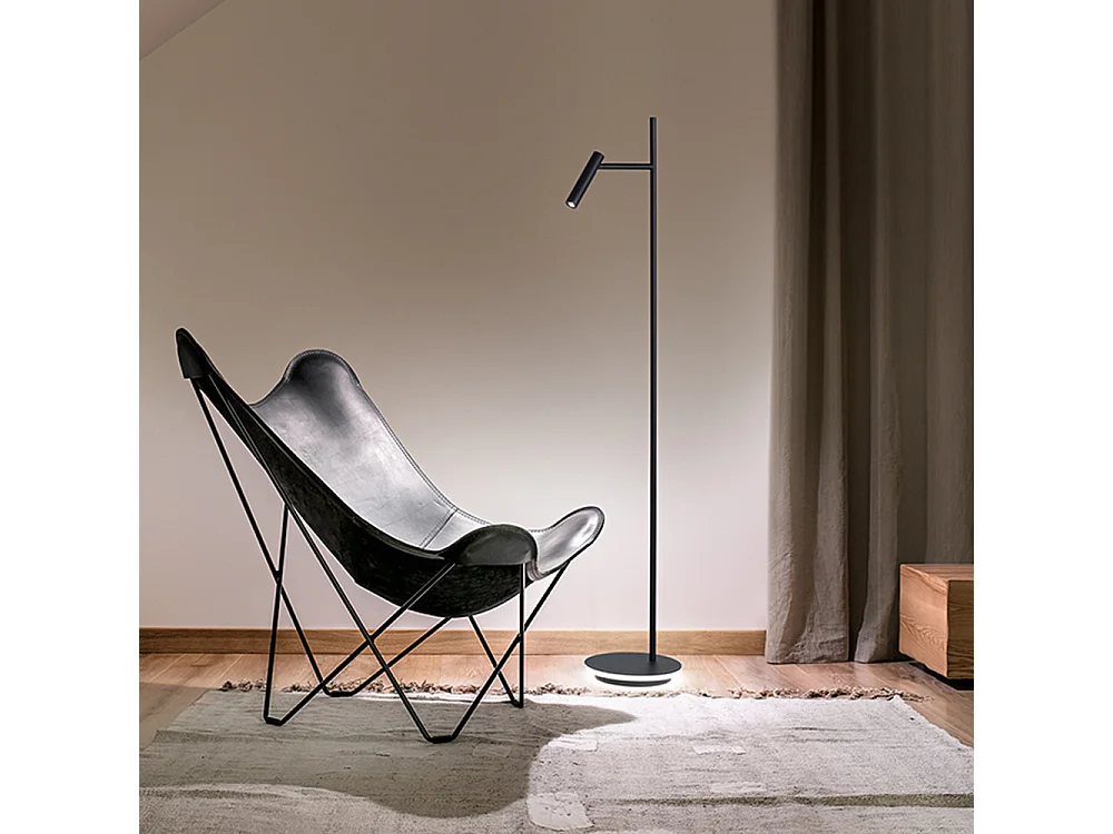 Candeeiro de pé LED em metal preto, candeeiro de chão moderno com foco orientável e luz difusa, 14W totais, design elegante 152cm da marca Perenz
