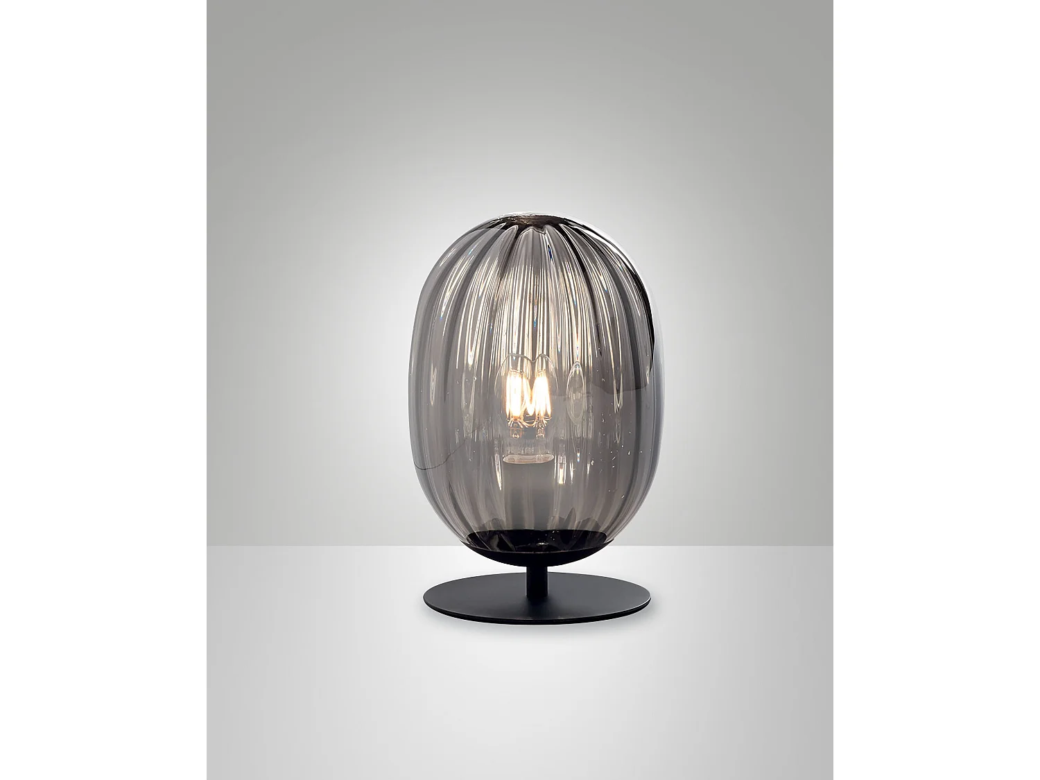 Lampa stołowa Infinity z przydymionego metalu i dmuchanego szkła, elegancki design z gniazdem E27, trwała konstrukcja 280 mm x 180 mm, klasa 2