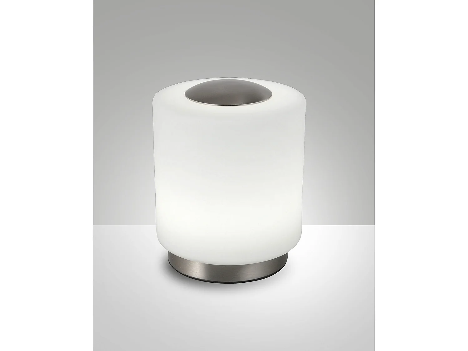 Lámpara de mesa Simi en metal níquel satinado y vidrio soplado con LED integrado de 8W, 3000K, control táctil regulable, código 3257-30-178