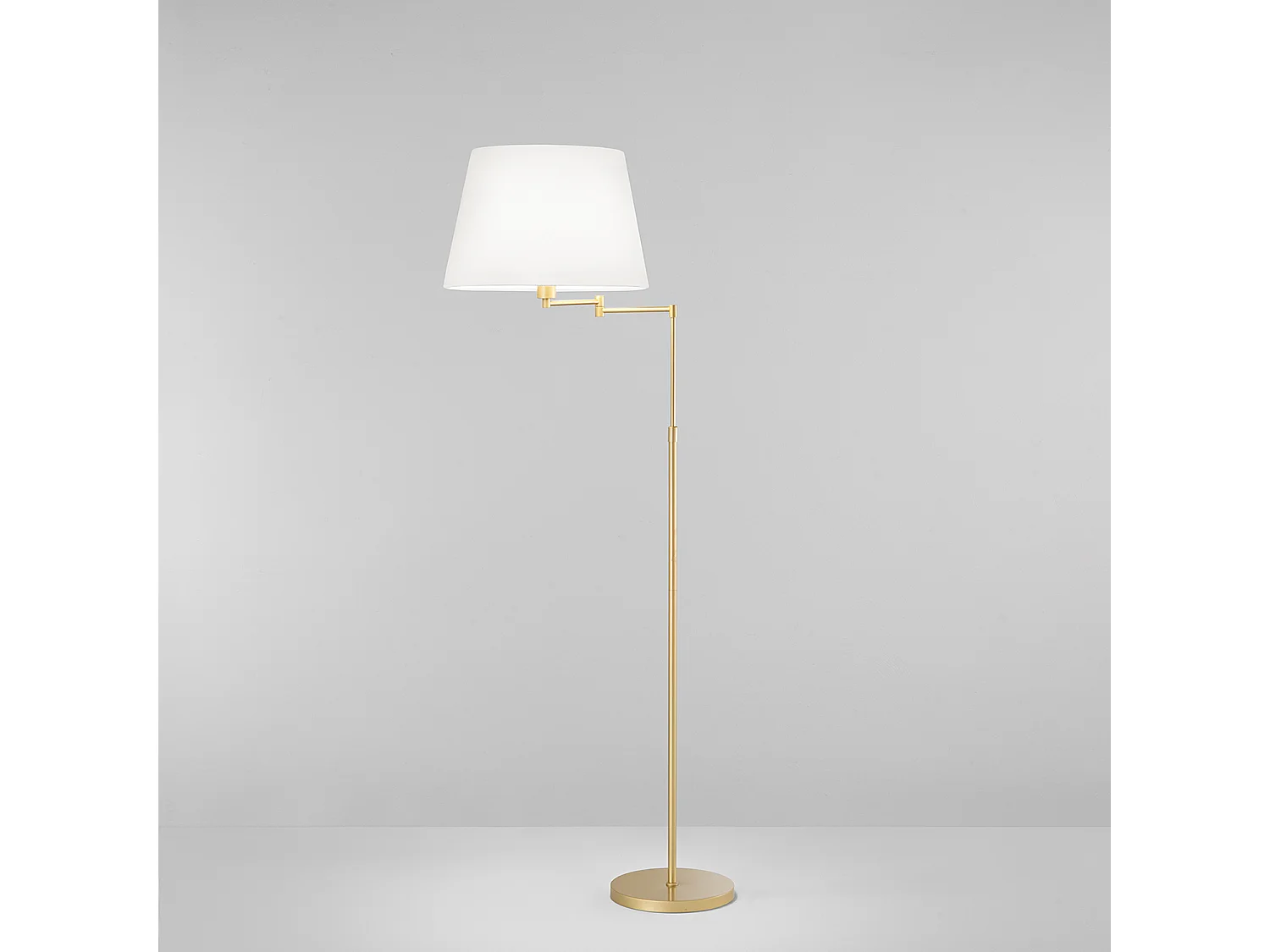 Candeeiro de pé em metal ouro baço com abajur branco, estrutura articulada ajustável, design moderno para iluminação interior, 1x35W E27 - Perenz